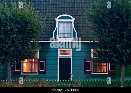 Abendansicht eines alten traditionellen Hauses auf der niederländischen Zaanse Schans Stockfoto