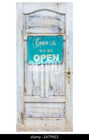 Verwitterte Holztür mit come in wir sind offenes Schild isoliert auf weiß Stockfoto