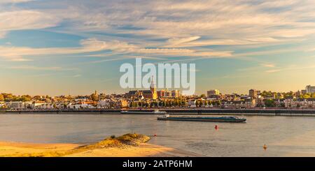 Panoramablick auf die niederländische Stadt Nijmegen mit dem Fluss Waal vor dem Hotel Stockfoto