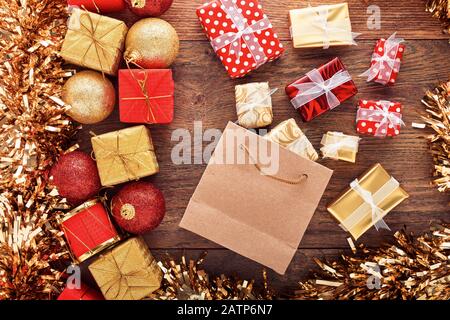Weihnachtsgeschenkboxen mit Einkaufstasche und weihnachtsdekorationen auf Holztisch. Blick über die Decke weihnachten Hintergrund Rahmen Stockfoto