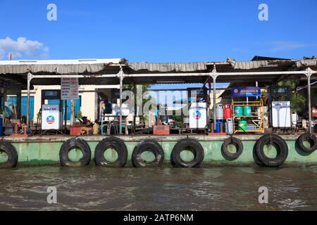 Tankstelle, Waterfront, Can Tho, Mekong River, Mekong Delta, Can Tho Provinz, Vietnam, Südostasien, Asien Stockfoto