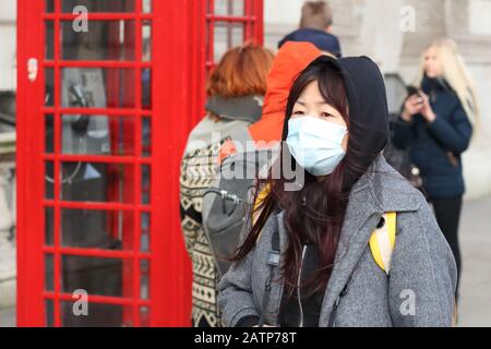 London, Großbritannien, 4. Februar 2020, eine Chinesin trägt einen Gesichtsschutz in Whitehall inmitten der Angst vor Coronavirus-Infektionen. Kredit: Uwe Deffner / Alamy Live News. Stockfoto