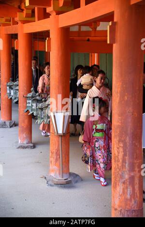 Japanische Frau besucht den kasuga-grand-Schrein Stockfoto