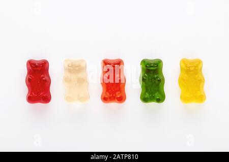 Auswahl an bunten Gummibären auf weißem Hintergrund. Draufsicht mit Kopierbereich. Stockfoto