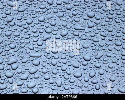 Metallisches Wasser fällt ab Stockfoto