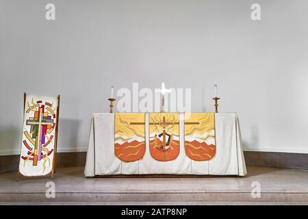 Altar in der Kapelle des Downing College, Universität Cambridge, England. Stockfoto