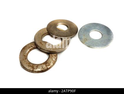 Viele Unterlegscheiben isoliert auf weißem Hintergrund Stockfoto