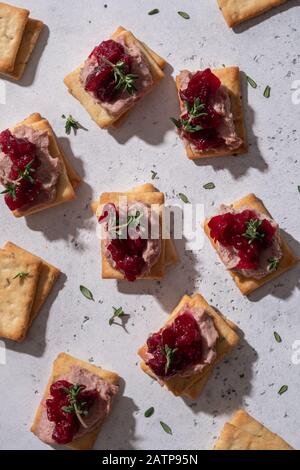 Rosemary Cracker mit Pate- und Preiselbeersauce Stockfoto