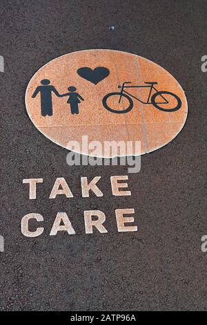 Australien, Perth, Zeichen für careness auf Fuß- und Radweg in die Hauptstadt von Western Australia Stockfoto