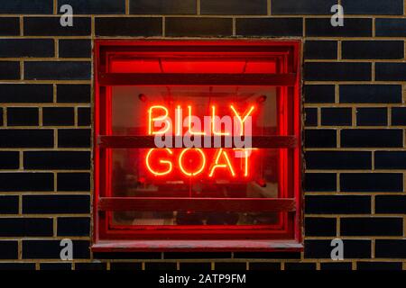 Chicago, USA - 30. Dezember 2018: Schild außerhalb der ursprünglichen Billy Goat Tavern an der Lower Michigan Avenue in Chicago, die 1934 gegründet wurde und n ist Stockfoto