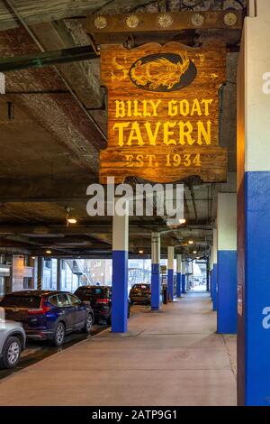 Chicago, USA - 30. Dezember 2018: Schild außerhalb der ursprünglichen Billy Goat Tavern an der Lower Michigan Avenue in Chicago, die 1934 gegründet wurde und n ist Stockfoto