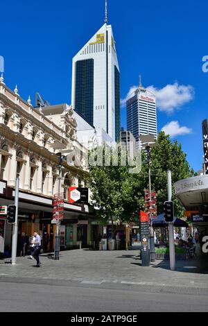 Perth, WA, Australien - 30. November 2017: Nicht identifizierte Personen und Gebäude in der Hay Street Mall, einer Fußgängerzone in der Hauptstadt von Western Australia Stockfoto