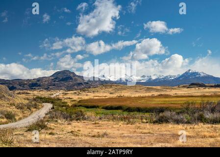 Cerro Tres Picos-Massiv im Laguna San Rafael Nationalpark, von Grünflächen des Chacabuco Valley, zukünftiger Patagonia-Nationalpark, in der Nähe von Cochrane, Chile Stockfoto