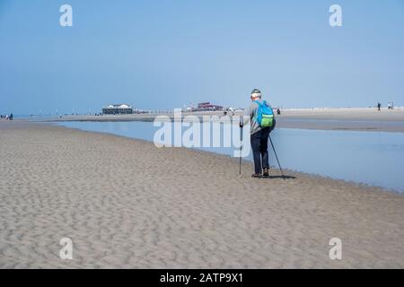 Nordic Walking am Strand an der Nordsee Stockfoto