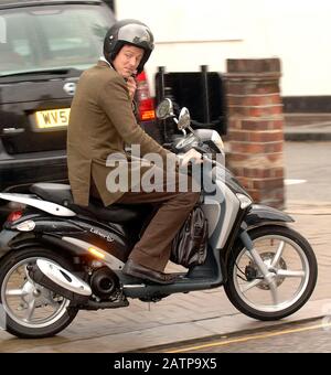 Zac Goldsmith verließ 2006 sein Haus in Fulham auf einem Motorroller. Stockfoto