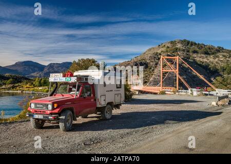 LKW-Wohnmobil mit deutschen Platten in der Nähe der Brücke über den Lago General Carrera auf der Cruce El Maiten auf der Carretera Austral Autobahn, Patagonien, Chile Stockfoto