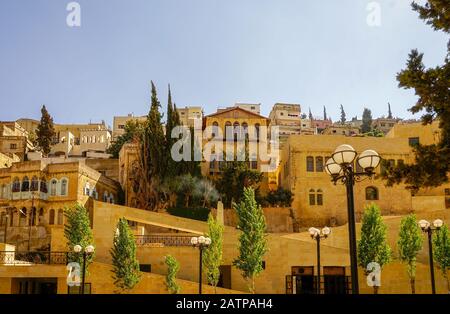 Die historische Stadt Salt in Jordanien mit malerischen Straßen und schillernden Häusern aus der späten ottonischen Zeit. Stockfoto