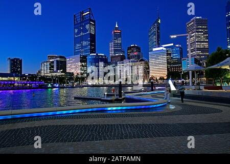 Perth, WA, Australien - 30. November 2017: Beleuchtete Elizabeth Quay und Esplanade mit verschiedenen Gebäuden am Abend Stockfoto