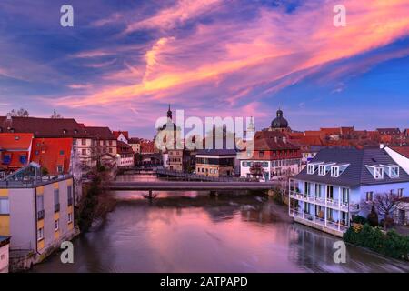 Luftbildblick auf Das Alte Rathaus oder das alte Rathaus mit Brücken über die Regnitz bei Sonnenuntergang in Bamberg, Bayern, Oberfranken, Deutschland Stockfoto