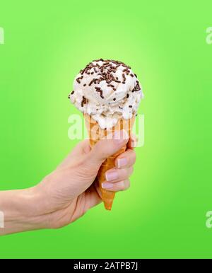 Womans Hand halten Eis Waffelkegel. Stockfoto