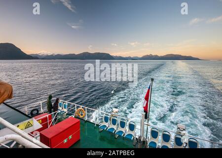 Quelat Fähre auf dem Weg in der Morgendämmerung nach Puerto Raul Marin Balamaceda, Aysen Region, Patagonien, Chile Stockfoto