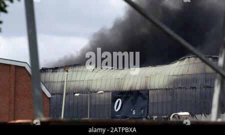 Der James-Bond-Bühnenfilm "The Albert R. Broccoli 007" wurde 2006 in den Pinewood Studios in Brand gesteckt. Stockfoto