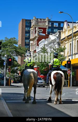 Perth, WA, Australien - 30. November 2017: Berittene Polizei, zwei Polizisten auf Pferden und Regierung Haus im Hintergrund in die Hauptstadt von Western Austra Stockfoto