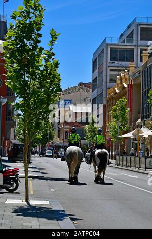 Perth, WA, Australien - 30. November 2017: Berittene Polizei, zwei Polizisten auf Pferden und Regierung Haus im Hintergrund in die Hauptstadt von Western Austra Stockfoto