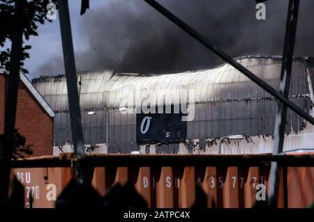 Der James-Bond-Bühnenfilm "The Albert R. Broccoli 007" wurde 2006 in den Pinewood Studios in Brand gesteckt. Stockfoto