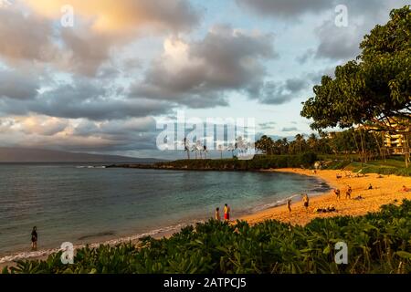 Touristen genießen Kapalua Beach bei Sonnenuntergang; Ka'anapali, Maui, Hawaii, Vereinigte Staaten von Amerika Stockfoto