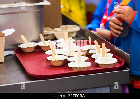 Gesunde Süßigkeiten aus natürlichen Zutaten auf einem Kartenschild. Gesunde Ernährung. Stockfoto