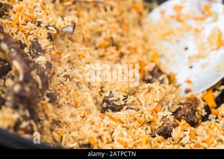 Festivalkonzept Straßenfood - Essen in einem Kessel in Nahaufnahme. Stockfoto