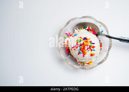 Vanilleeis in Glasschale Stockfoto