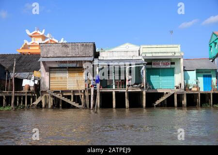 Geschäfte, Stelzenhäuser, Tran On, Mekong Delta, Vinh Long Province, Vietnam, Südostasien, Asien Stockfoto