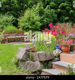 Felsengarten mit Sitzgelegenheiten Stockfoto