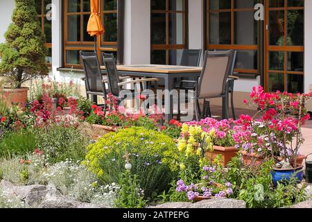 Felsengarten mit Sitzgelegenheiten Stockfoto