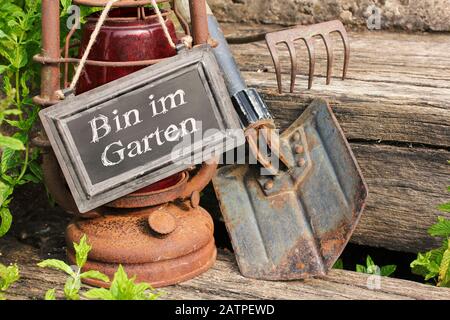 Sturmlaterne mit Spaten und Tafel Stockfoto