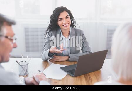 Das Reisebüro von Beautiful Latina arbeitet mit Kunden zusammen Stockfoto