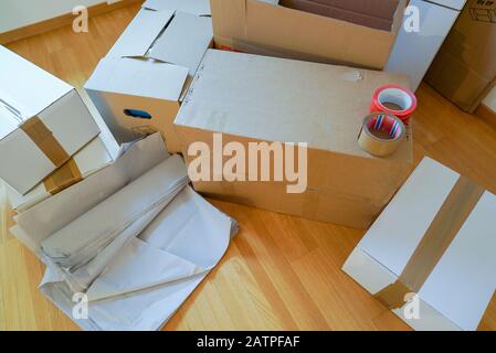 Nahansicht von beweglichen Kästen und Materialien auf Holzparkett Stockfoto