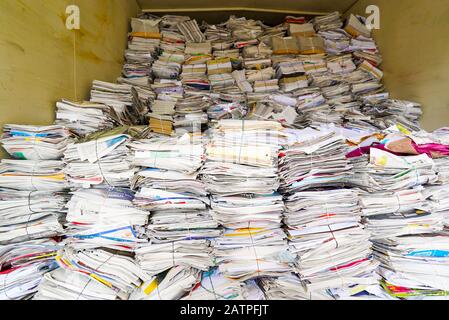 Horizontaler Blick auf Papierstapel, Zeitschriften und Zeitungen, die recycelbar sind Stockfoto