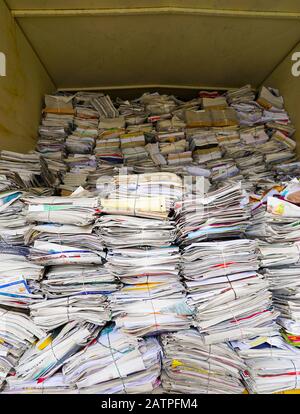 Vertikaler Blick auf Papierstapel, Zeitschriften und Zeitungen, die recycelbar sind Stockfoto