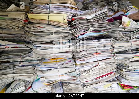 Nahaufnahme von Papierstapeln, Zeitschriften und Zeitungen, die recycelbar sind Stockfoto