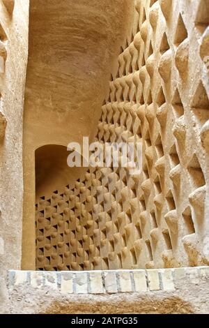 Inneneinrichtung eines traditionellen Taubenturms, Meybod, Provinz Yazd, Iran, Asien Stockfoto