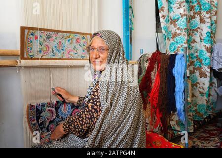 Iranerin webt einen Teppich, Na'in, Provinz Isfahan, Iran, Asien Stockfoto