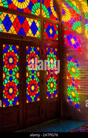 Nasir-ol-Molk-Moschee oder Pink-Moschee, Lichtmuster aus farbigem Buntglas, die iwan, Shiraz, Fars Provinz, Iran, Asien beleuchten Stockfoto