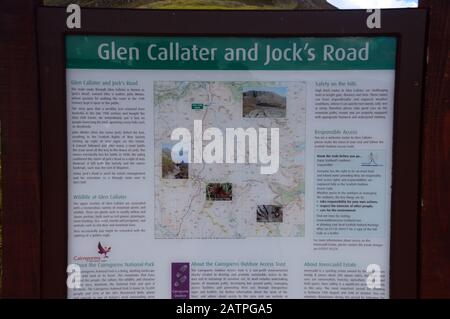 Information Board für Glen Callater & Jock's Road in der Nähe der Auchallater Farm auf der Route zum Corbett Creag nan Gabhar, Cairngorms National Park, Schottland. Stockfoto