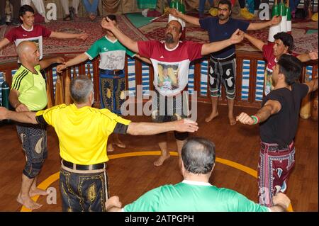 Koshti, traditioneller ritueller Trainingskurs für Krieger im Yazd Zourkhaneh, bekannt als Gymnasium oder Krafthaus; Yazd, Iran Stockfoto