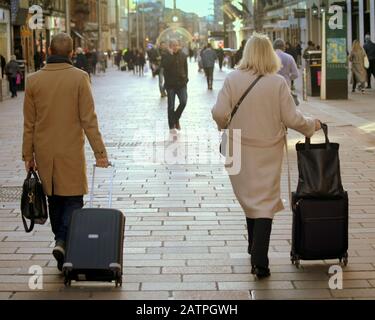 Glasgow, Schottland, Großbritannien, 4. Februar 2020: Großbritannien Wetter: Sonnig im Stadtzentrum als Einheimische und Touristen genießen den ersten guten Tag des Jahres auf der buchanan Straße The Style Meile. Copywrite Gerard Ferry/Alamy Live News Stockfoto