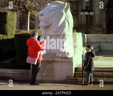 Glasgow, Schottland, Großbritannien, 4. Februar 2020: Großbritannien Wetter: Sonnig im Stadtzentrum, während Einheimische und Touristen den ersten guten Tag des Jahres im Kriegskentisch in george Square Touristen vor dem ratssitz der Stadtkammern genießen. Copywrite Gerard Ferry/Alamy Live News Stockfoto