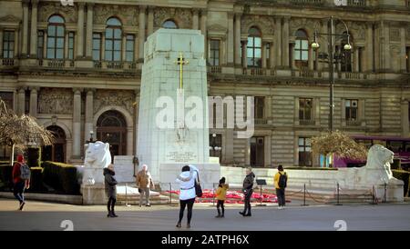 Glasgow, Schottland, Großbritannien, 4. Februar 2020: Großbritannien Wetter: Sonnig im Stadtzentrum, während Einheimische und Touristen den ersten guten Tag des Jahres im Kriegskentisch in george Square Touristen vor dem ratssitz der Stadtkammern genießen. Copywrite Gerard Ferry/Alamy Live News Stockfoto